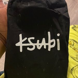 I’m selling a iPhone 12 pro Ksubi phone case